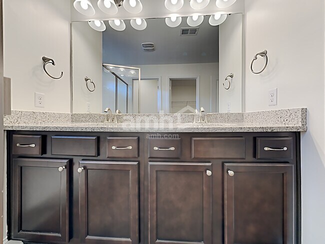 Building Photo - 605 W Lionel Rd