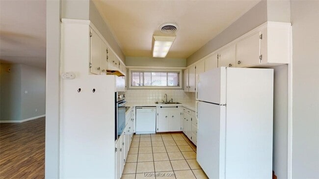 Building Photo - 1618 George Bush Dr