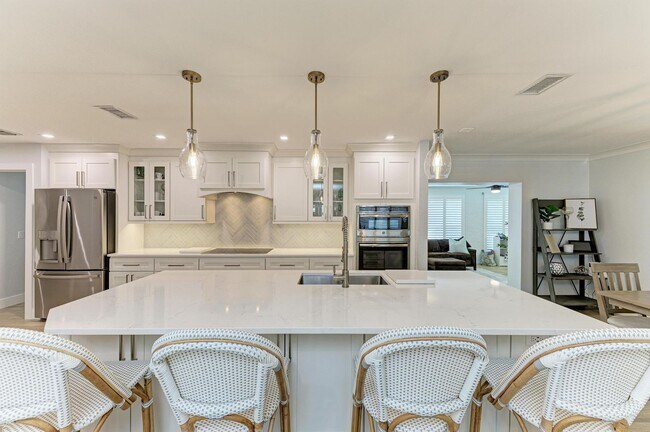 Building Photo - Furnished/Unfurnished ** Annual Rental ** Available 5/1/26 ** 4 Bed/2 Bath Single Family Home ** ...