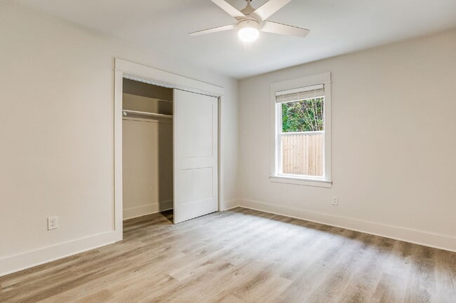 Building Photo - Welcome home to this beautifully updated 2-bedroom, 1-bath unit in a well-maintained triplex!