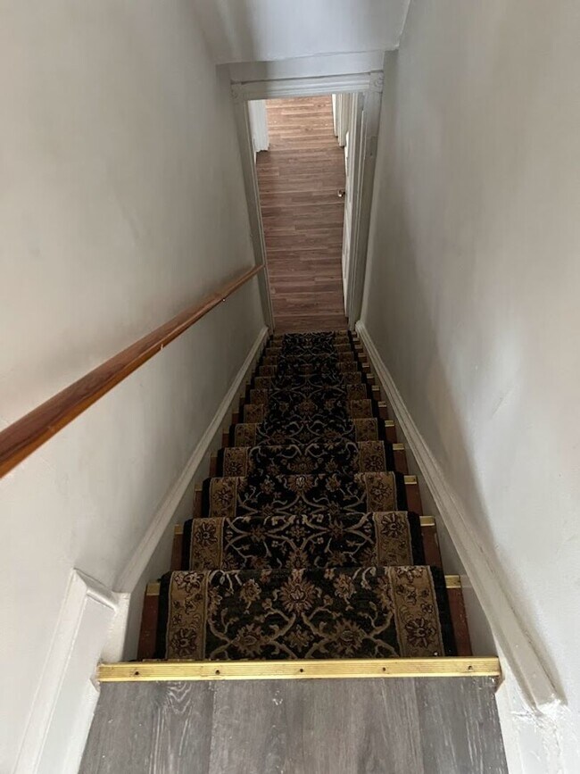 Building Photo - Spacious 4/5 Bedroom Home