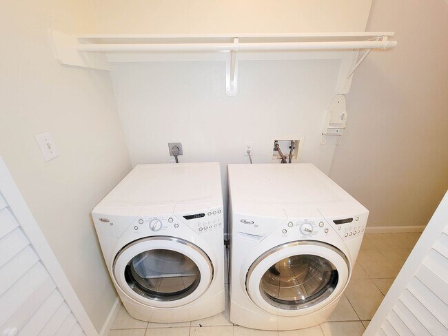 Building Photo - Beautiful Home with a Smart, Functional Fl...