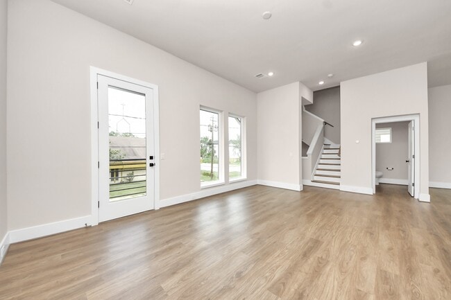 Building Photo - 783 Mansfield St