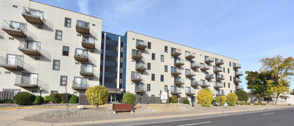 Exterior - Knollwood Towers East Apartments