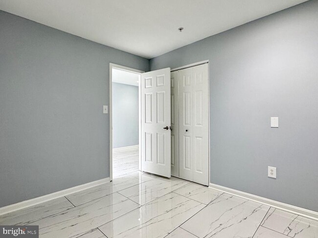 Building Photo - 2601 Emerson Dr