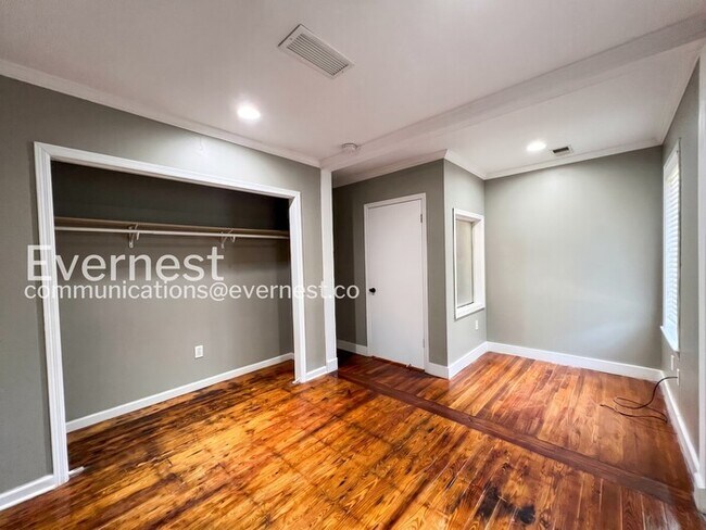Building Photo - 5 Bed/4 Bath Home with Fenced Yard / Available Now!