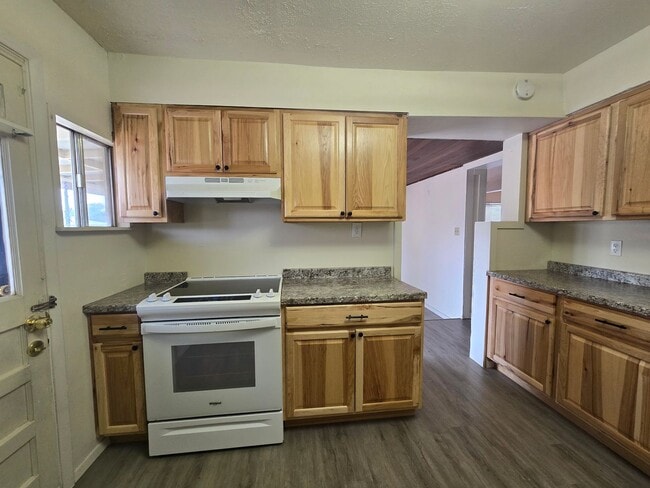 Building Photo - 3 BEDROOM ON LYNWOOD
