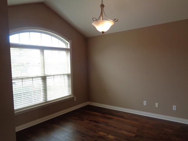 Building Photo - 2702 Comstock Dr