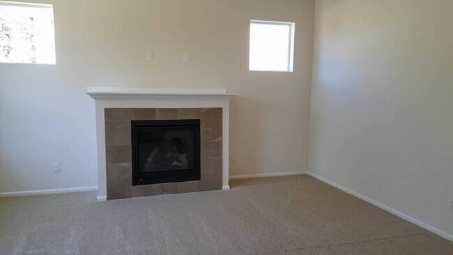 Building Photo - Large 4 bedroom home