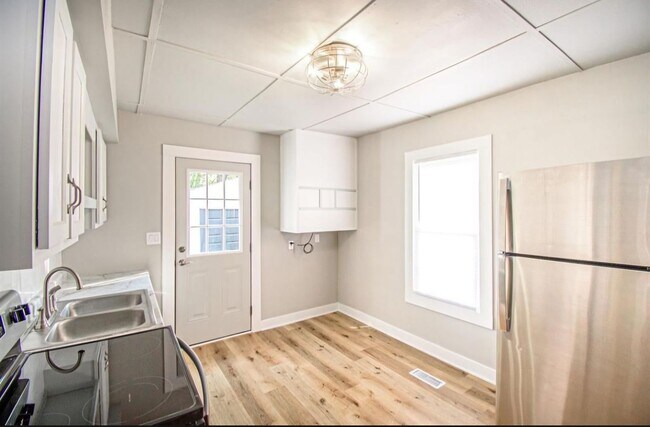 Building Photo - 2 bed 1 bath MOVE-IN READY & SO CUTE