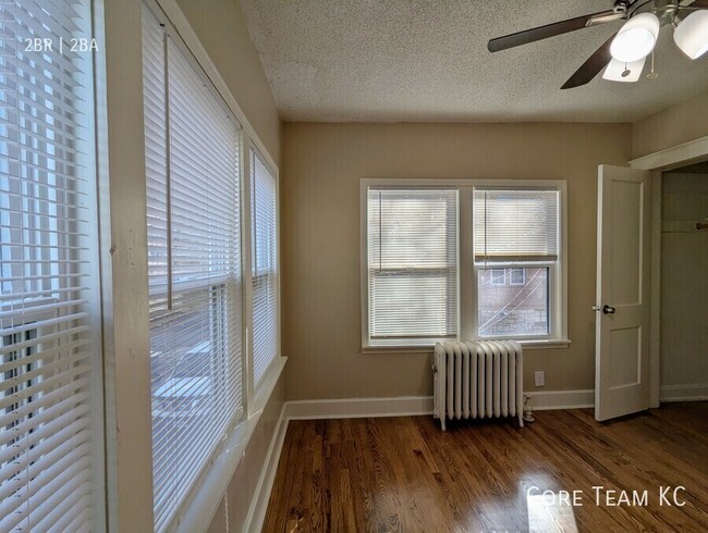 Building Photo - Vintage building 2 bedroom with balcony