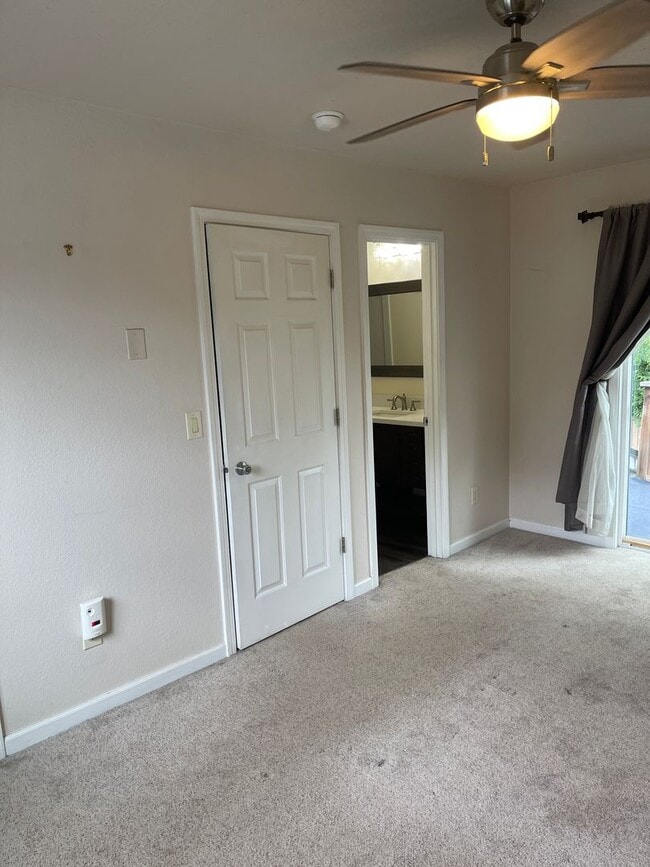 Building Photo - Jewel Lake 3 Bed/2 Bath with Fenced Yard