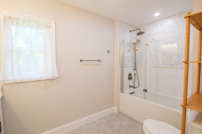 Building Photo - Luxury Annual Rental with Resort-Style Pool on Longboat Key