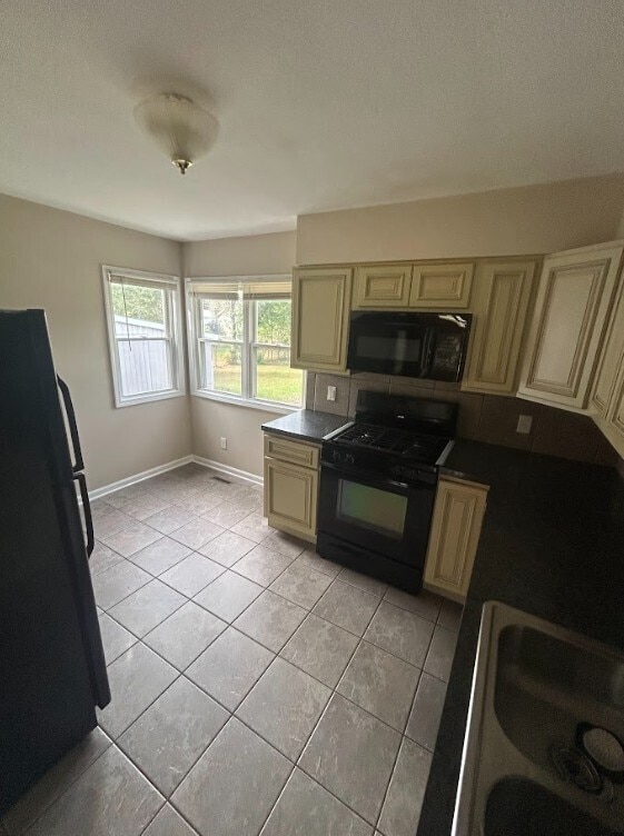 Building Photo - 2245 Pinewood Dr