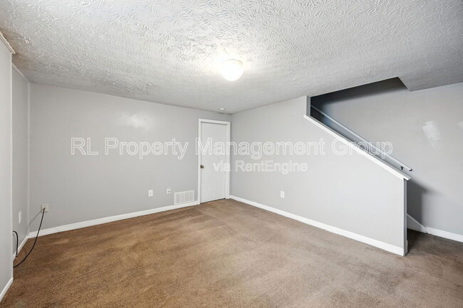 Building Photo - 1094 Farmlane Dr