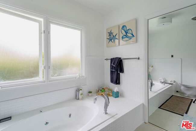 Building Photo - 508 N Canon Dr