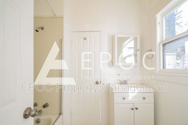 Building Photo - 706 Van Buren St