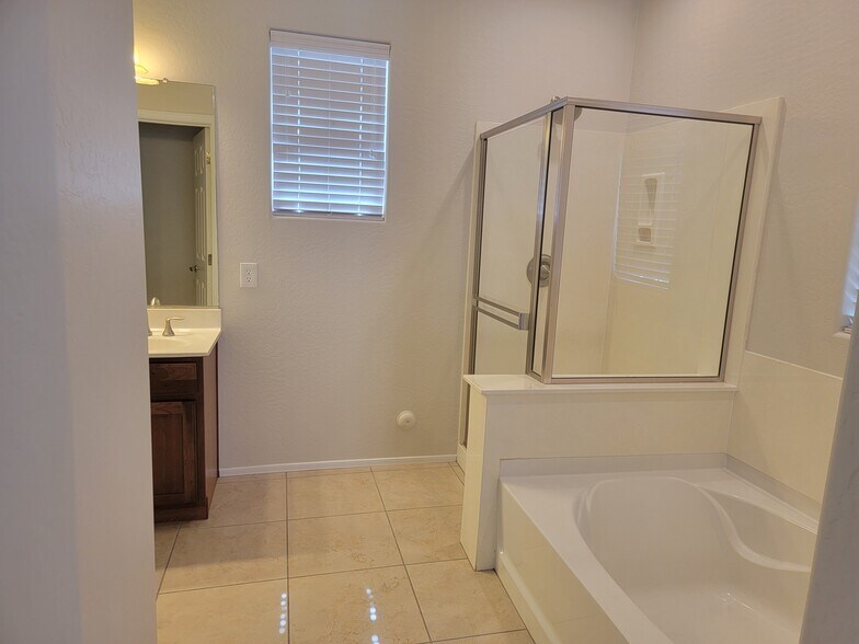 Master Bathroom - 5346 W Chisum Trl