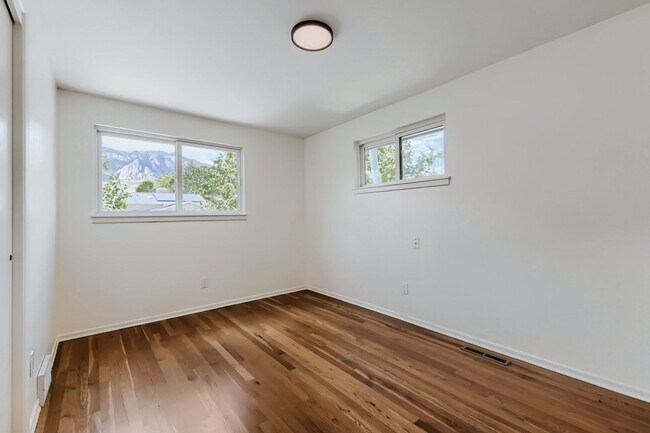 Building Photo - Beautiful 3-Bedroom Home with Large Backyard & Mountain Views