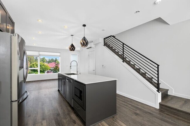 Building Photo - ULTRA-MODERN Air Conditioned Townhome in Beacon Hill (1st Month Free)