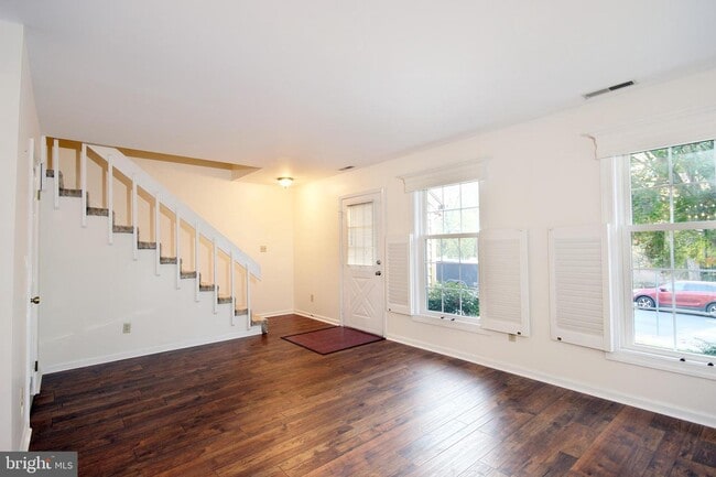 Building Photo - 133 N Park Dr