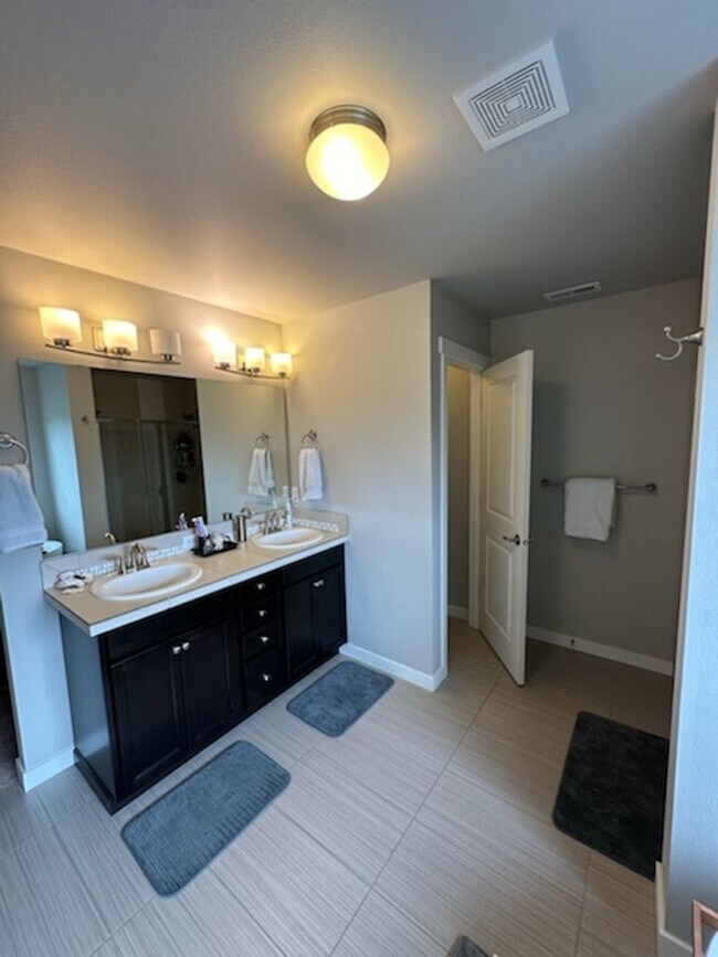 Building Photo - Gem Heights Area Luxury