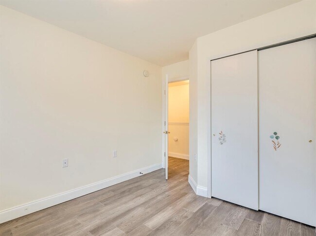 Building Photo - 804 Sheraton Ave