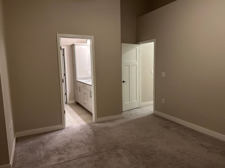 Building Photo - 300 Clark Dr