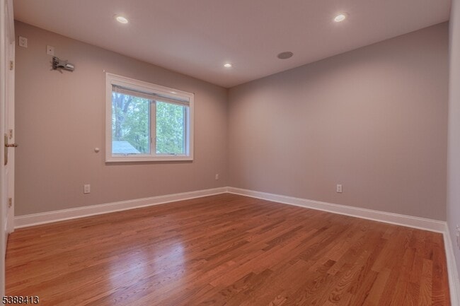 Building Photo - 567 Mountain Ave