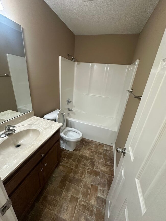 Building Photo - 105 Willow Point Dr