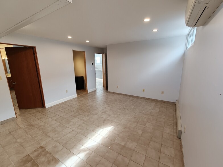 Main Bedroom - 39 Robertson Ave