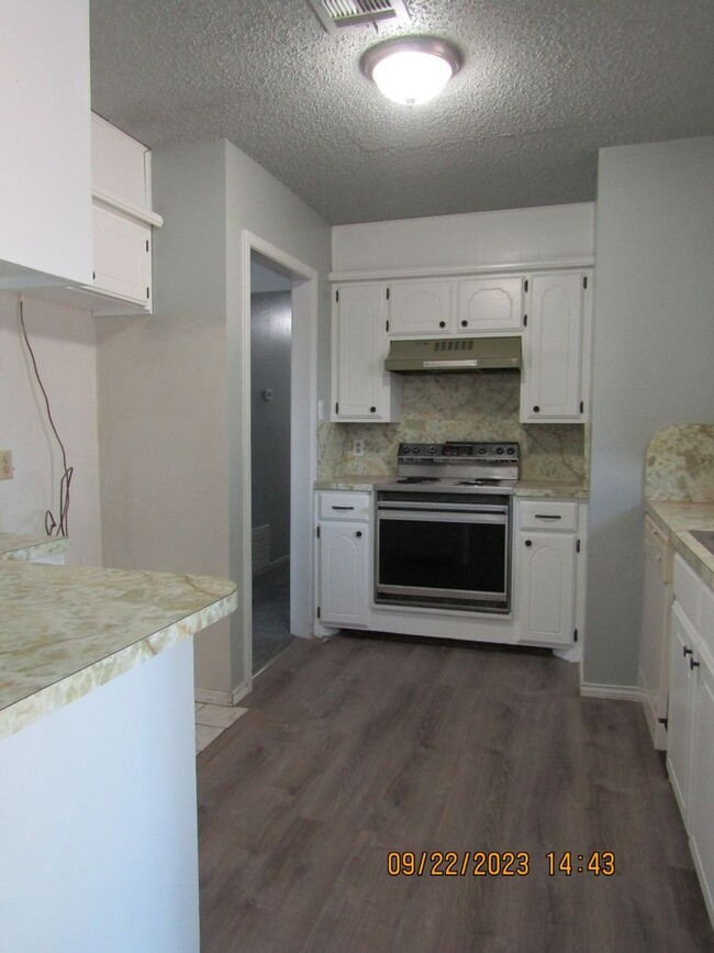 Building Photo - Very nice spacious home located in the Eis...