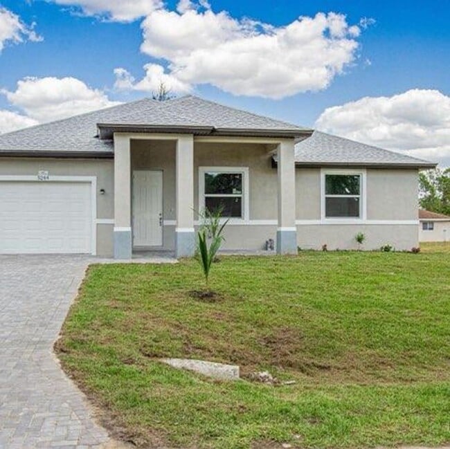 Building Photo - Huge Corner Duplex-3/2/1