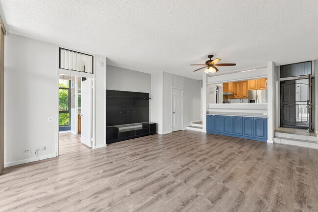 Building Photo - Kailua - Private, Quiet End Unit - 3 bed, 2 bath