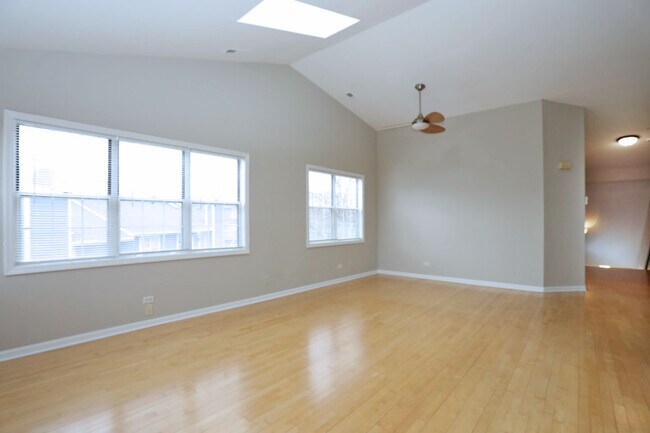 Building Photo - 573 W Parkside Dr