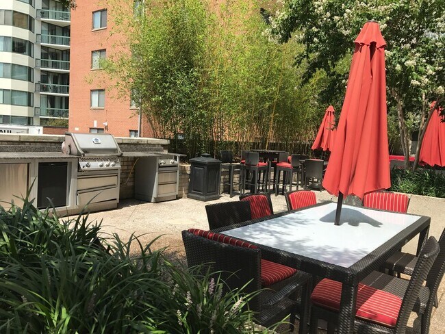 Building Photo - FREE RENT! Great Foggy Bottom One Bedroom with Roof Top Pool & Gym includes utilities!