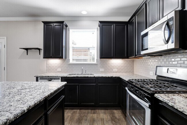 Building Photo - STEUBING FARM - ENCLAVE! 3BD/2.5BA Immaculate - Must See!!