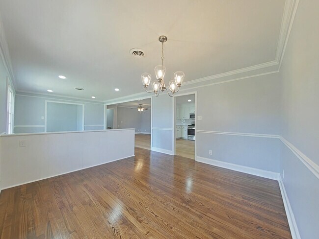 Building Photo - 117 Deerwood Dr