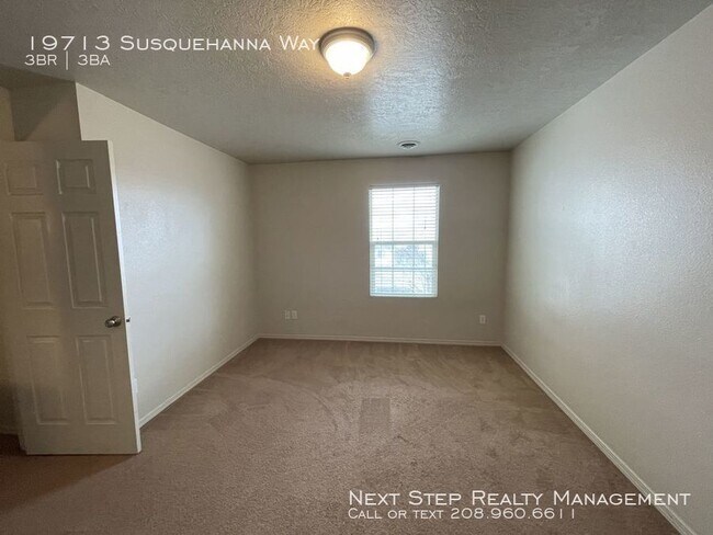 Building Photo - 3 Bed 2.5 Bath Home