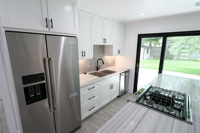Building Photo - 2219 Chantilly Ln