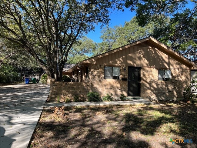 Building Photo - 624 E Elm St