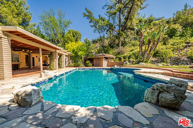 Building Photo - 18022 Lake Encino Dr
