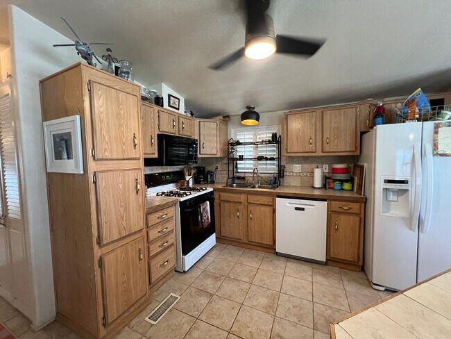 Building Photo - NICE HOME IN THE FOOTHILLS!