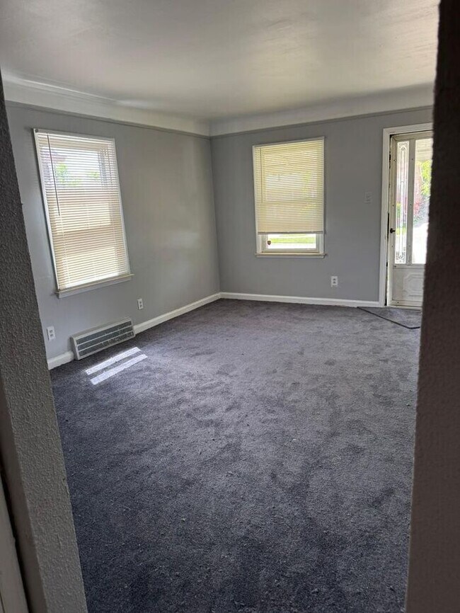 Building Photo - Detached Garage- 2 bathrooms - Section 8 Accepted !