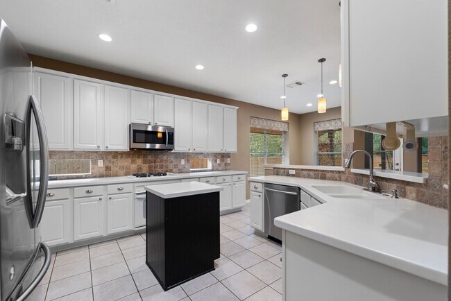 Building Photo - The Perfect Woodlands Retreat: Steps from ...