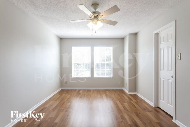 Building Photo - 1605 Howell Dr