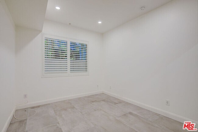 Building Photo - 1444 S Point View St