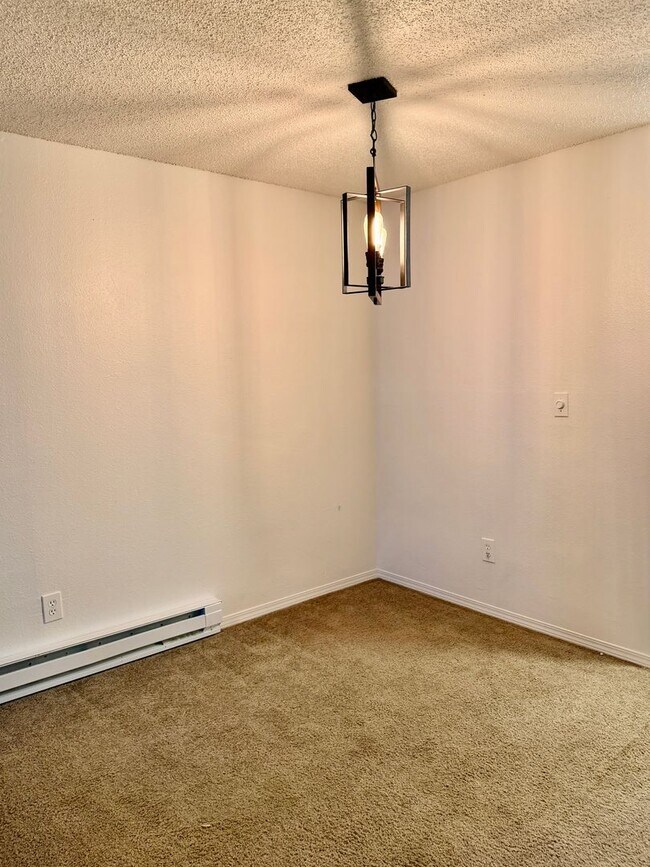 Building Photo - 1 Bed / 1 Bath Bellevue condo $1,795/month