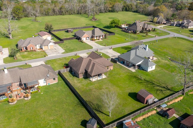 Building Photo - Welcome to Live Oak Circle!