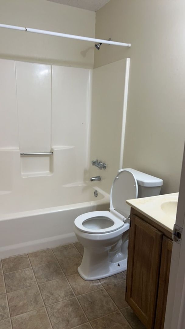 Building Photo - 2 bedroom, 1 bath Duplex